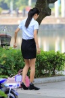 短裙肉丝美女换漆皮黑色高跟鞋非常靓丽 [好友缘 作品]